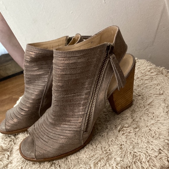 Beautiful Paul Green peep toe bootie! - Picture 5 of 6